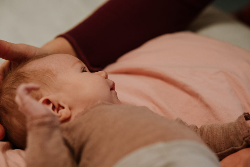 Baby får biodynamisk kranio-sakral terapi hos Anitas Hjerterum